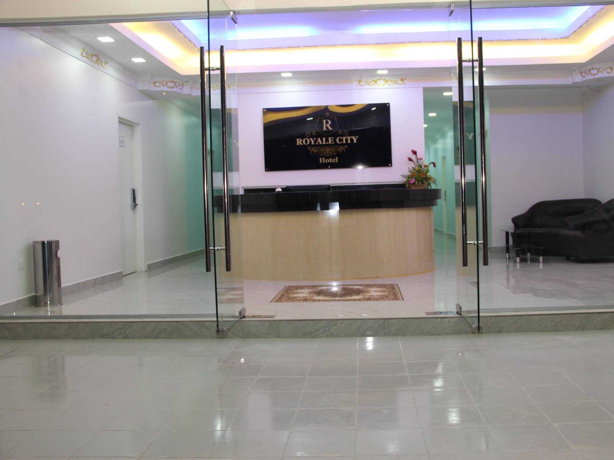 Oyo 89665 Royale City Hotel Sepang Exterior foto