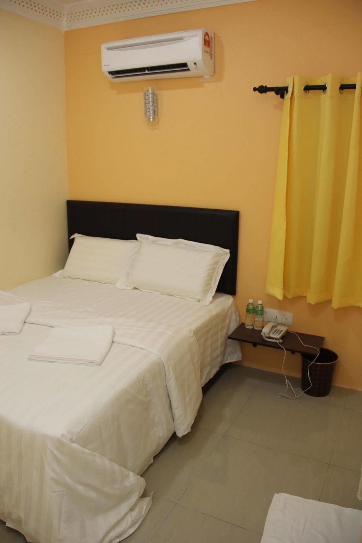 Oyo 89665 Royale City Hotel Sepang Exterior foto