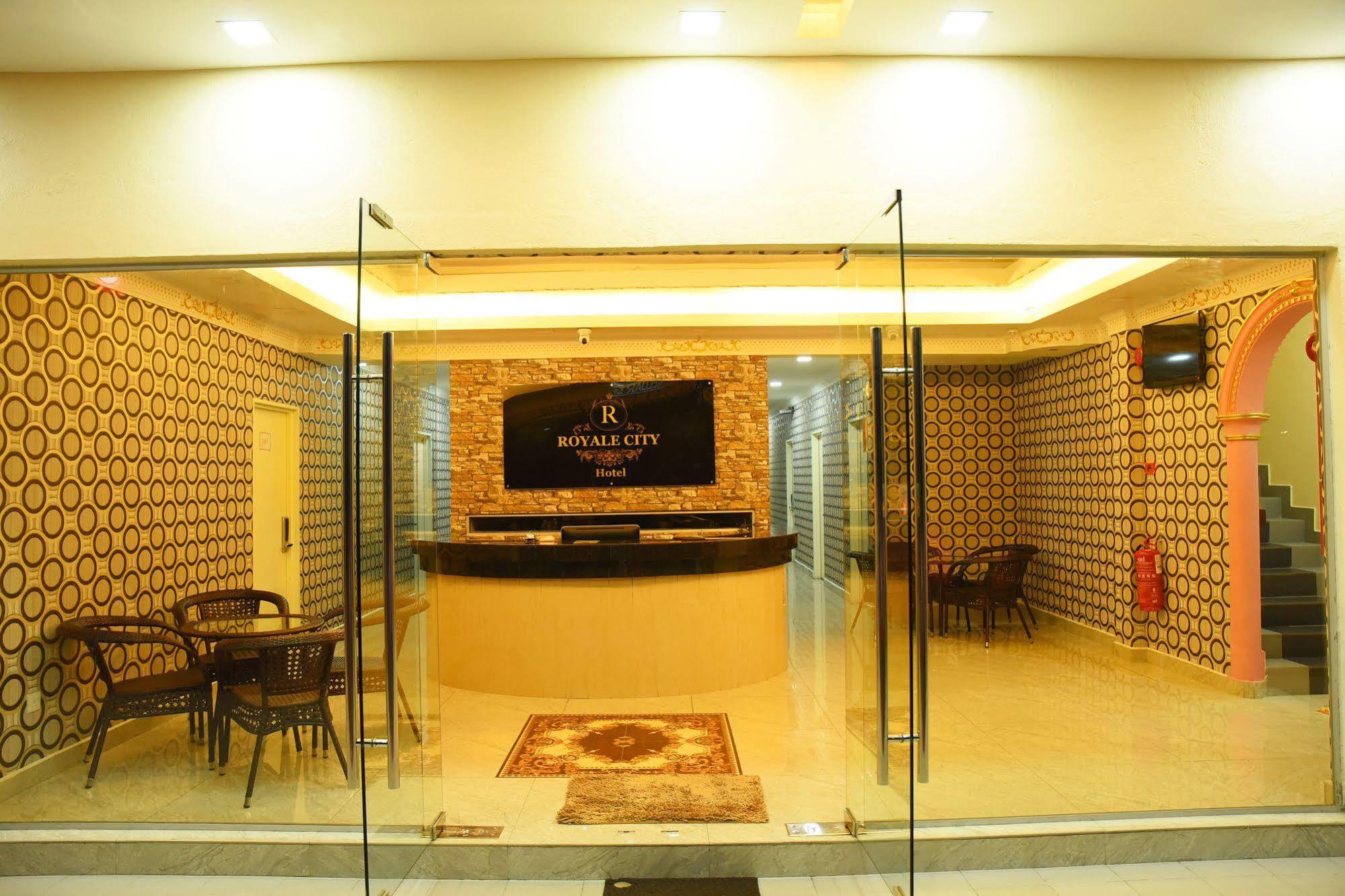 Oyo 89665 Royale City Hotel Sepang Exterior foto